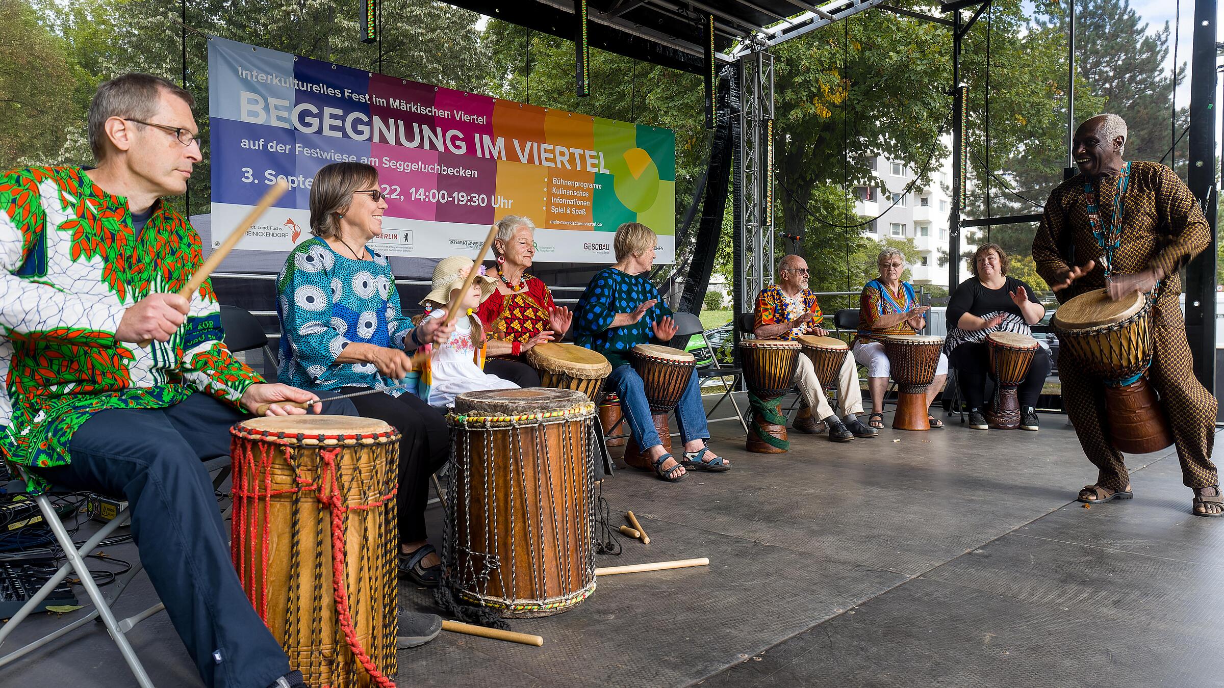 Außenaufnahme zeigt eine Trommelgruppe auf der Bühne.