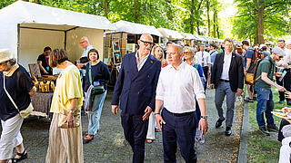 Jörg Franzen, Vorstandsvorsitzender der Gesobau Ag, und Kai Wegner, Regierender Bürgermeister von Berlin, beim Rundgang über das Kunstfest.