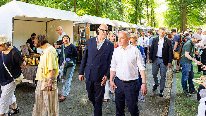 Jörg Franzen, Vorstandsvorsitzender der Gesobau Ag, und Kai Wegner, Regierender Bürgermeister von Berlin, beim Rundgang über das Kunstfest.  