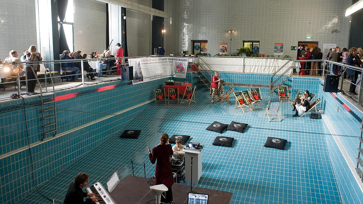Musiker spielen in einem leeren Schwimmbecken