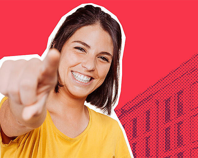 Foto einer jungen, lächelnden Frau, die mit dem Zeigefinger Richtung Betrachterin zeigt, im Hintergrund Grafik eines Wohnhauses der GESOBAU.