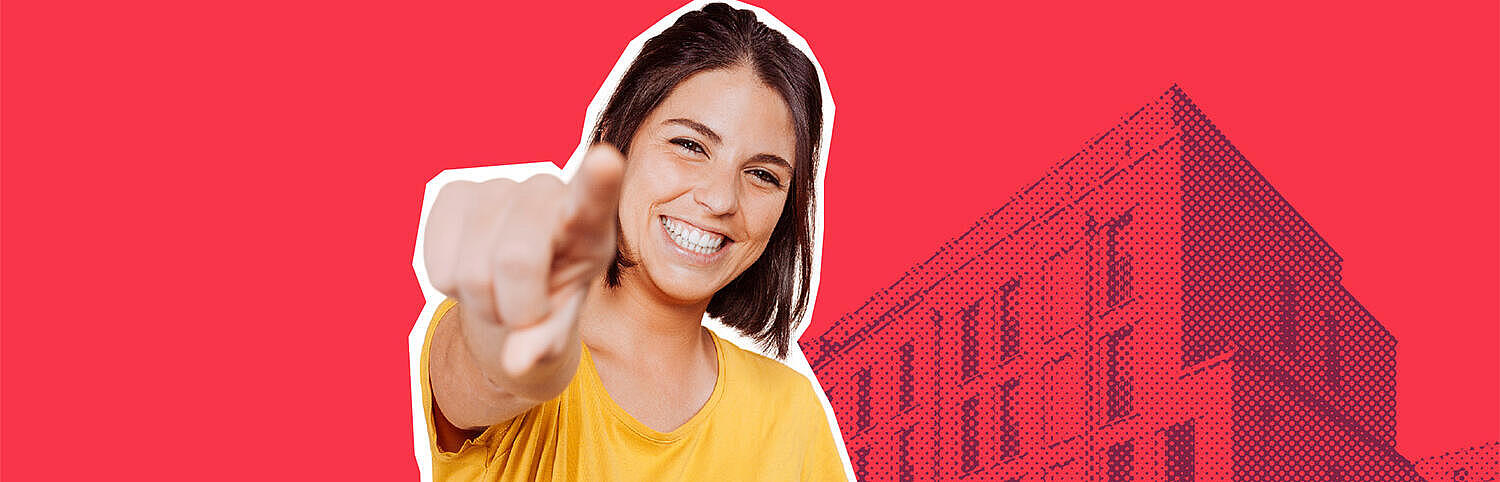 Foto einer jungen, lächelnden Frau, die mit dem Zeigefinger Richtung Betrachterin zeigt, im Hintergrund Grafik eines Wohnhauses der GESOBAU.