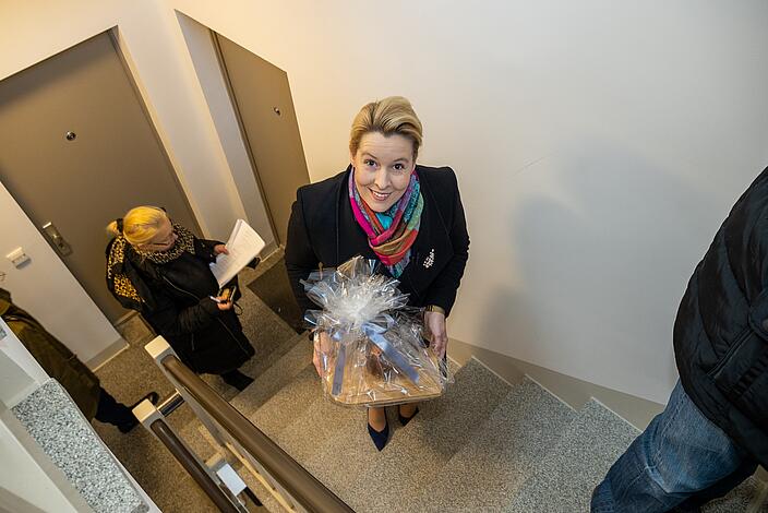 Franziska Giffey, Regierende Bürgermeisterin von Berlin, mit symbolischem Brot und Salz.