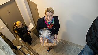 Franziska Giffey, Regierende Bürgermeisterin von Berlin, mit symbolischem Brot und Salz.