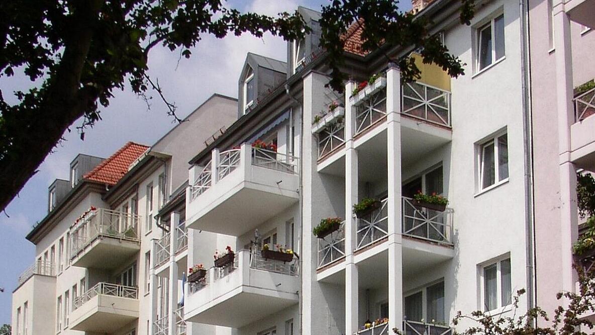 Aussenaufnahme zeigt die Fassade der Florapromenade 16a - ein Altbau mit später über ein Gerüst angestellten Balkonen.