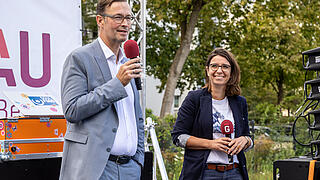 Lars Holborn und Nadja Zivkovic sprechen auf der Bühne