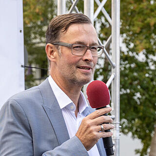 Lars Holborn und Nadja Zivkovic sprechen auf der Bühne