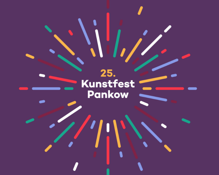 Das Logo des Kunstfest Pankow: Auf lila Grund bilden verschieden lange, bunte Farbstreifen wie Sonnenstrahlen einen Kreis um den Namen.