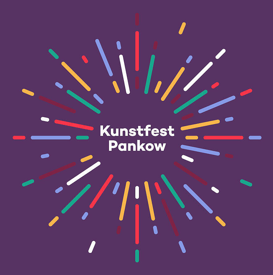Das Logo des Kunstfest Pankow: Auf lila Grund in weiß zentriert Kunstfest Pankow, davon kreisrund abgehende bunte Strahlen.