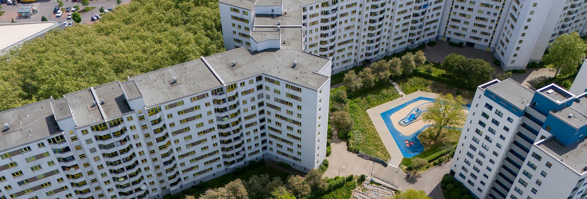Bild zeigt Luftaufnahme der Außenanlagen der Wohnhausgruppen 916 und 917: Senftenberger Ring, Treuenbrietzener Straße, Wesendorfer Straße.