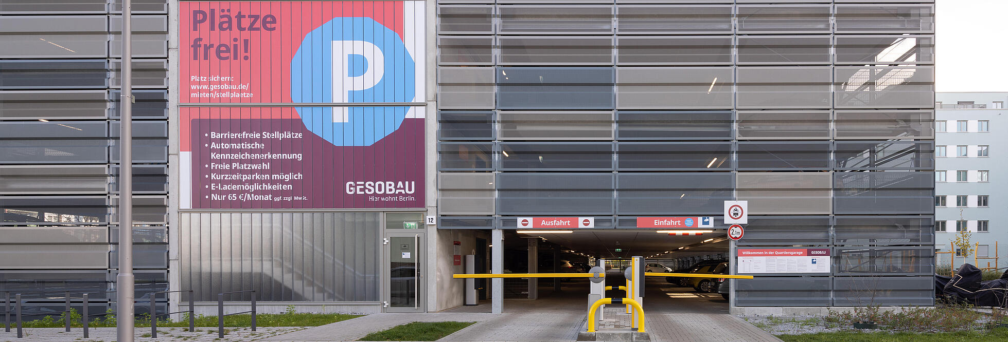 Außenaufnahme zeigt ein modernes Parkhaus mit Schranke im Quartier Stadtgut Hellersdorf.