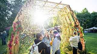 Glitzernde Installation im Sonnenschein
