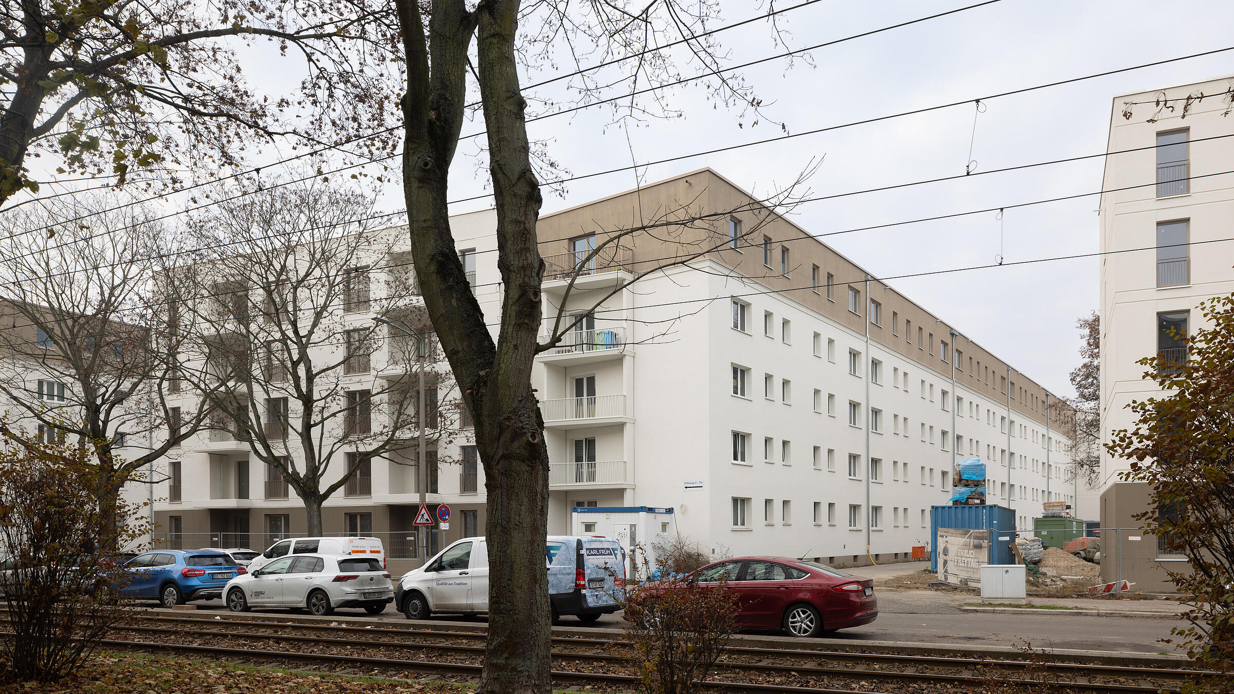 Fünfgeschossiges modernisiertes Wohnhaus mit angrenzendem Neubau