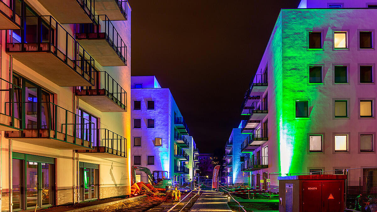 bunt illuminierte Gebäude bei Nacht