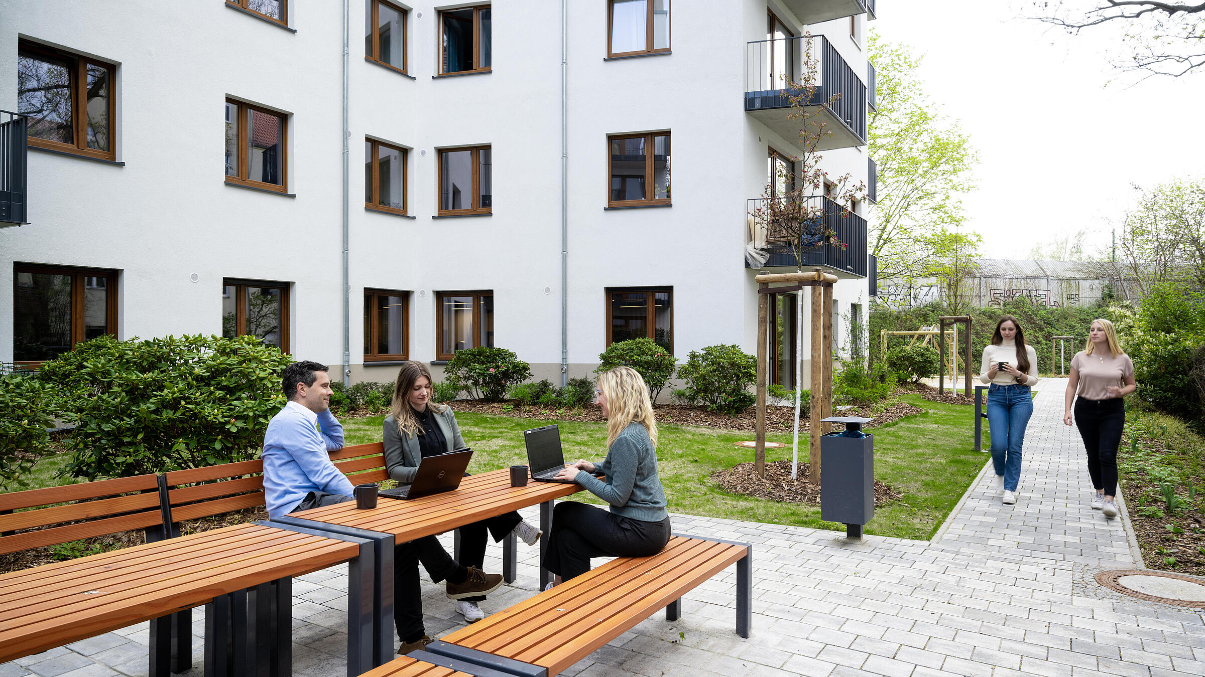 Außenaufnahme zeigt den Außenbereich vor dem Coworking Space in der Mühlenstraße 24.