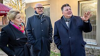 Franziska Giffey, Regierende Bürgermeisterin von Berlin, und Andreas Geisel, Bausenator, bei der Besichtigung eines Bauprojekts.