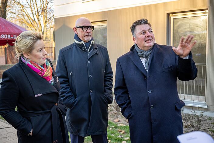 Franziska Giffey, Regierende Bürgermeisterin von Berlin, und Andreas Geisel, Bausenator, bei der Besichtigung eines Bauprojekts.
