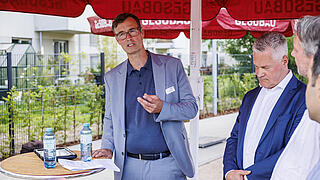 Lars Holborn spricht zum Publikum.