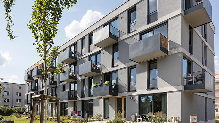 Außenaufnahme zeigt das neugebaute Mehrfamilienhaus mit Balkonen 