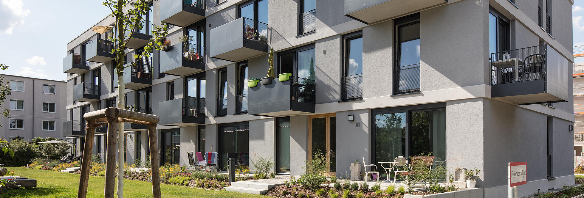 Außenaufnahme zeigt das neugebaute Mehrfamilienhaus mit Balkonen 