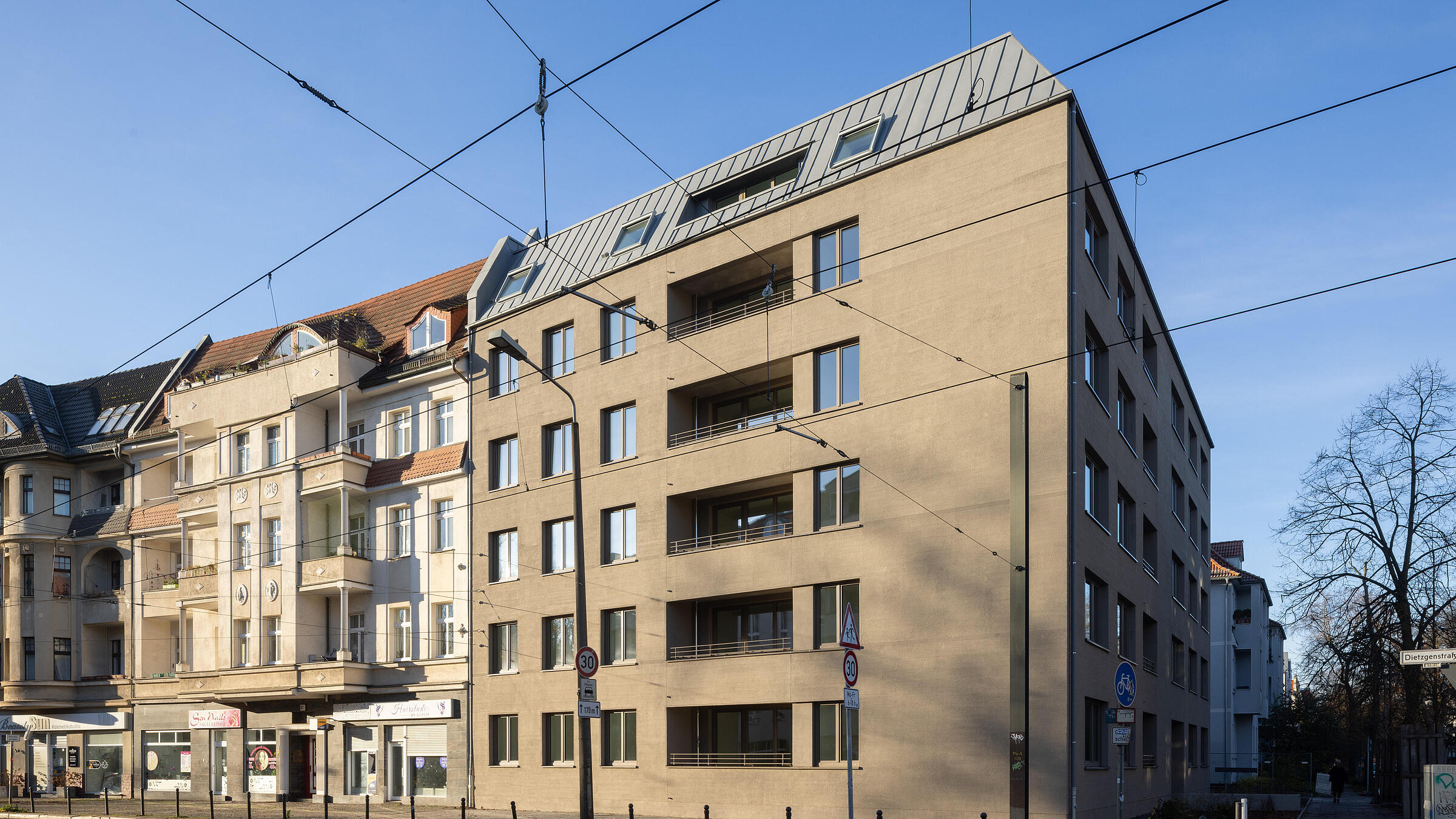 Bild zeigt Blick von rechts von der Straße auf den Neubau in der Uhlandstraße 70.