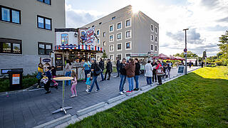 Blick auf das Straßenfest und die Besucher