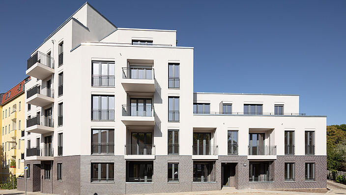 Außenaufnahme zeigt die Fassadenansicht des Mehrfamilienhauses in der Hedwigstraße 3-5 