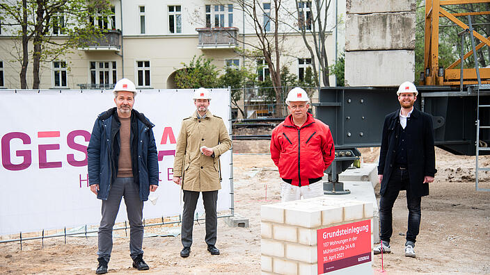 Grundsteinlegung Mühlenstraße 24 A/B, Foto (v.l.n.r.): Sören Benn, Bezirksbürgermeister von Pankow, Lars Holborn, Prokurist und Geschäftsbereichsleiter bei der GESOBAU, Karl-Heinz Hein, Polier der Baufirma domoplan und Alexander Zech, Geschäftsführer spreeformat Architekten