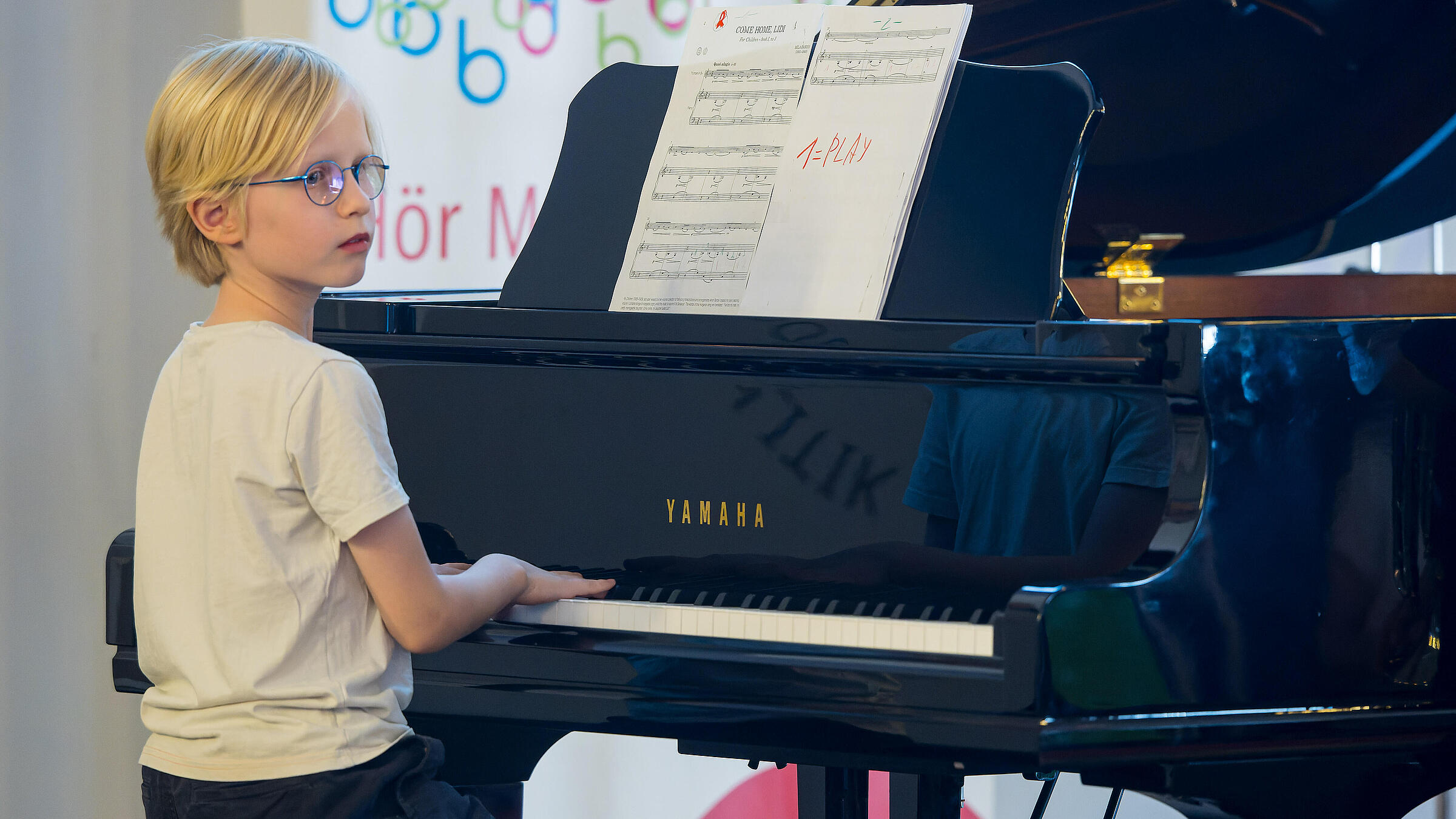 Innenaufnahme zeigt einen jungen Pianisten der Musikschule Béla Bartók im Historischen Saal der BAKS.