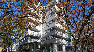 Eingang der modernisierten ehemaligen Unternehmenszentrale der Gesobau am Wilhelmsruher Damm 142