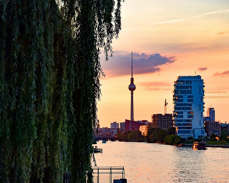 Fernsehturm vom Havelufer aus im Licht der untergehenden Sonne. 