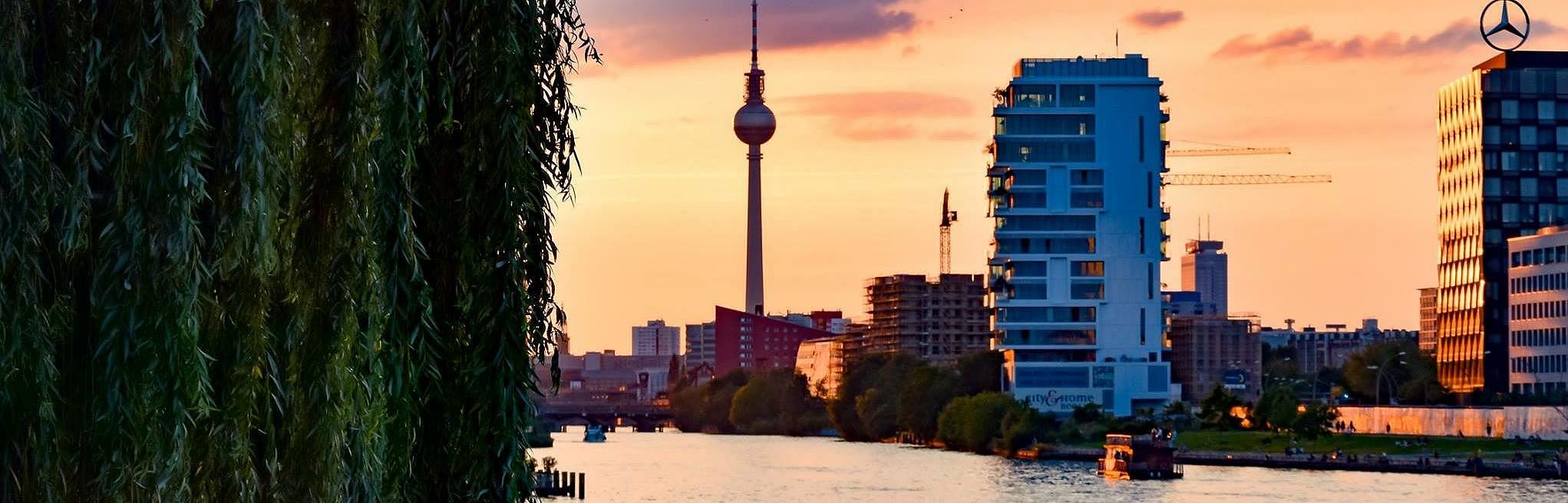Fernsehturm vom Havelufer aus im Licht der untergehenden Sonne. 