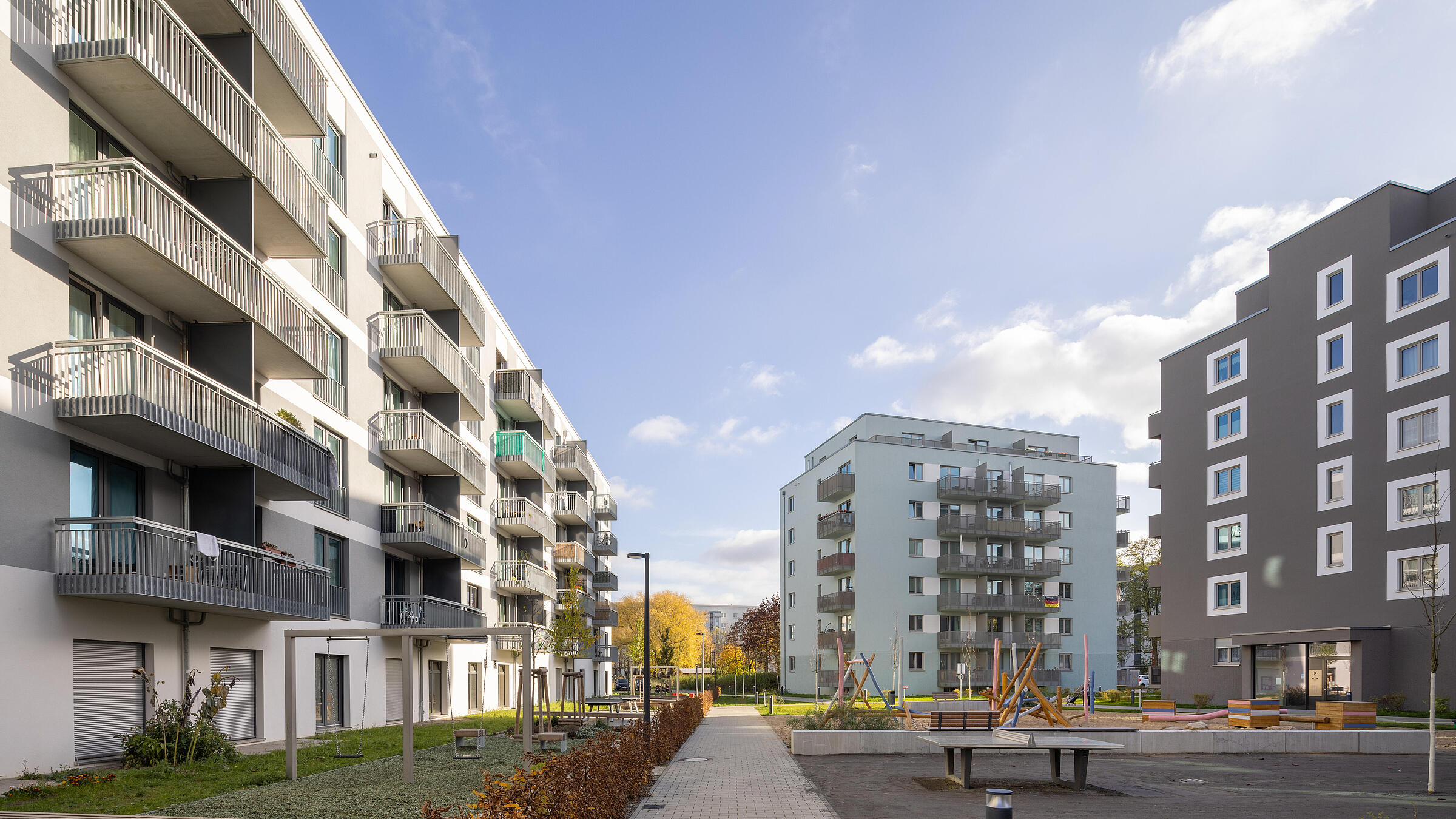 Blick in den Außenbereich einer modernen Wohnanlage mit Spielplatz