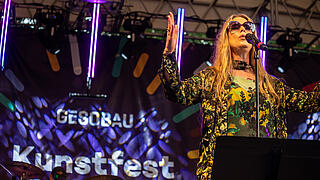 Außenaufnahme zeigt Rebekka Bakken.