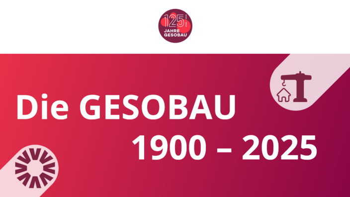 Weiße Schrift auf rotem Grund schreibt "Die GESOBAU 1900 - 2025", oben rechts ein illustrierter Kran, der ein Haus nach oben zieht. Unten links ein sich drehendes Rad, geformt aus dem A des GESOBAU-Logos.
