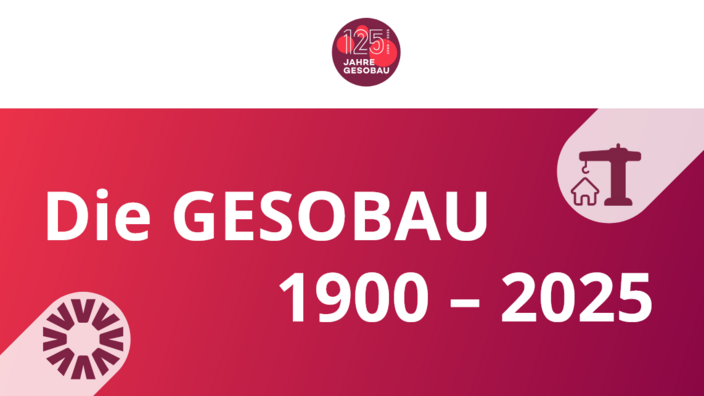 Weiße Schrift auf rotem Grund schreibt "Die GESOBAU 1900 - 2025", oben rechts ein illustrierter Kran, der ein Haus nach oben zieht. Unten links ein sich drehendes Rad, geformt aus dem A des GESOBAU-Logos.