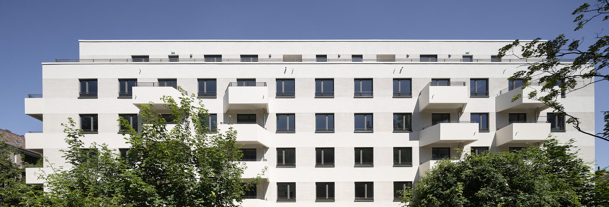 Außenaufnahme zeigt das fertiggestellte Wohnhaus der Schloßallee 4.