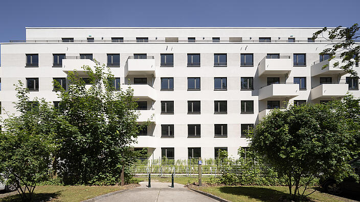 Außenaufnahme zeigt das fertiggestellte Wohnhaus der Schloßallee 4.