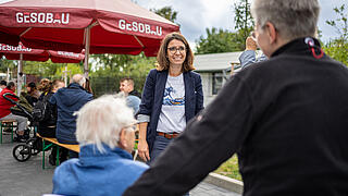 Nadja Zivkovic spricht mit einer älteren Mieterin