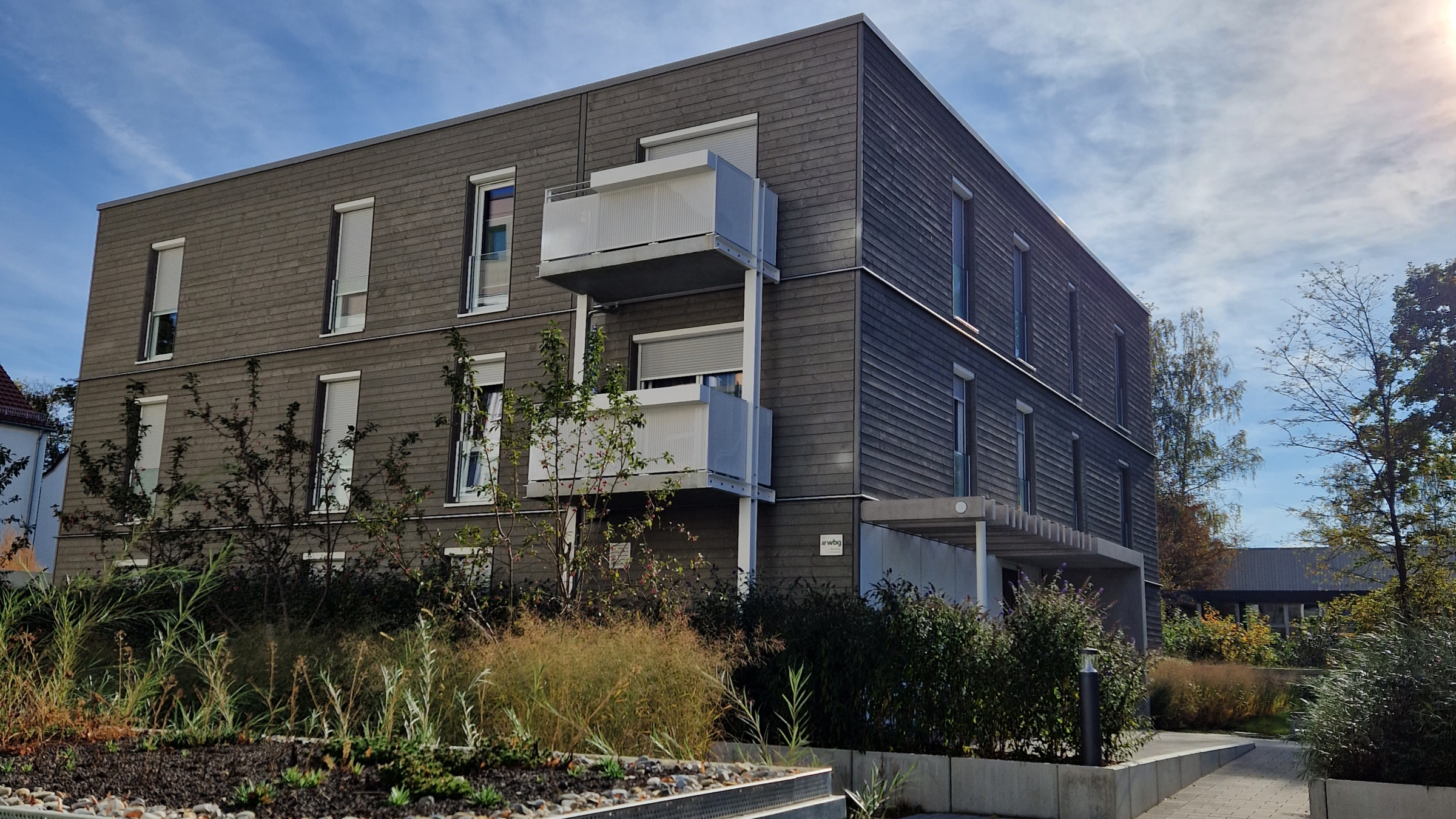 Außenaufnahme zeigt einen Neubau in Holzhybridbauweise.