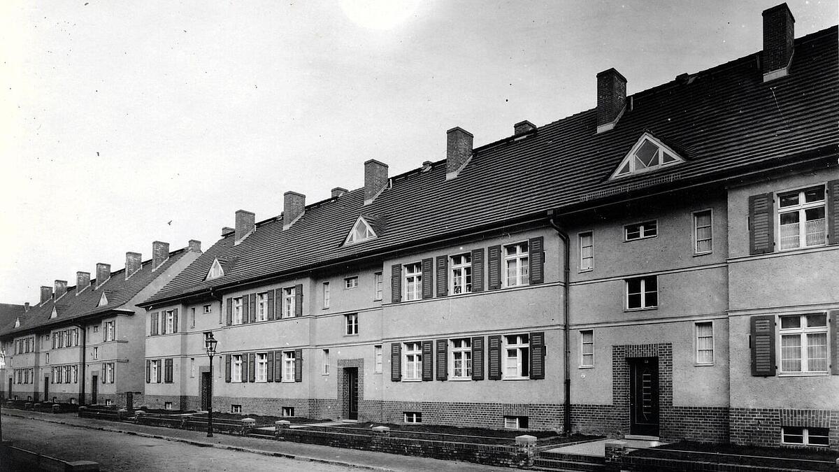 Außenaufnahme vom Döbrabergweg in Schwarz-Weiß.