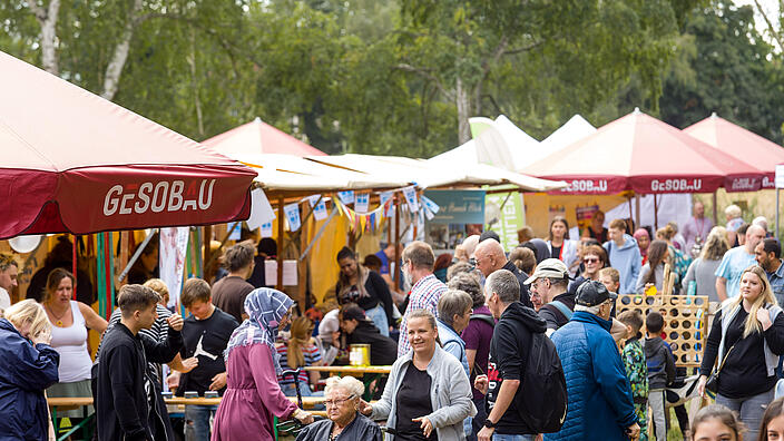 Außenaufnahme zeigt eine Momentaufnahme vom VIERTEL FEST 2022.