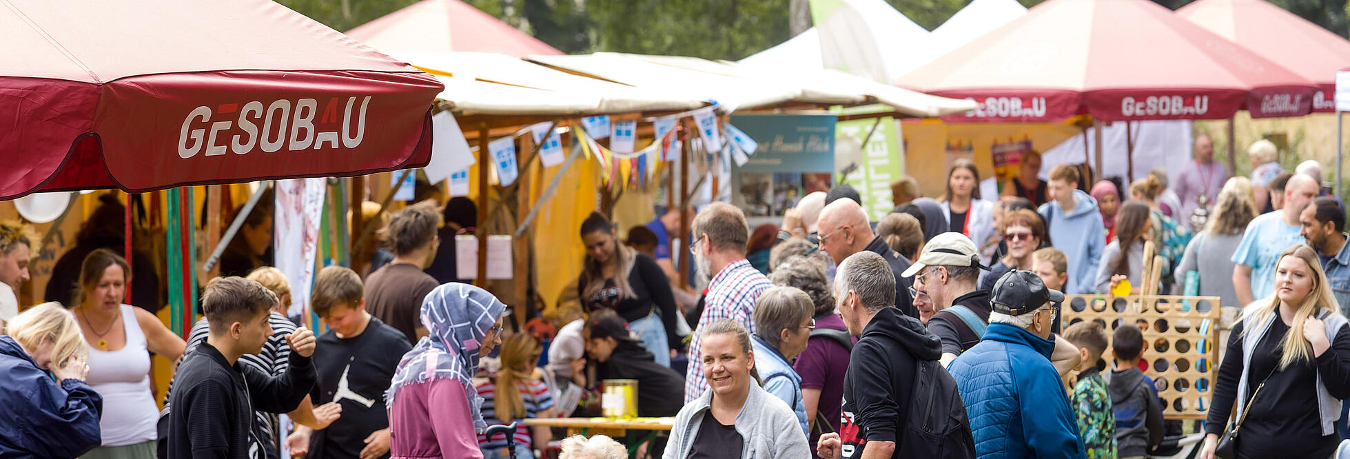 Außenaufnahme zeigt eine Momentaufnahme vom VIERTEL FEST 2022.