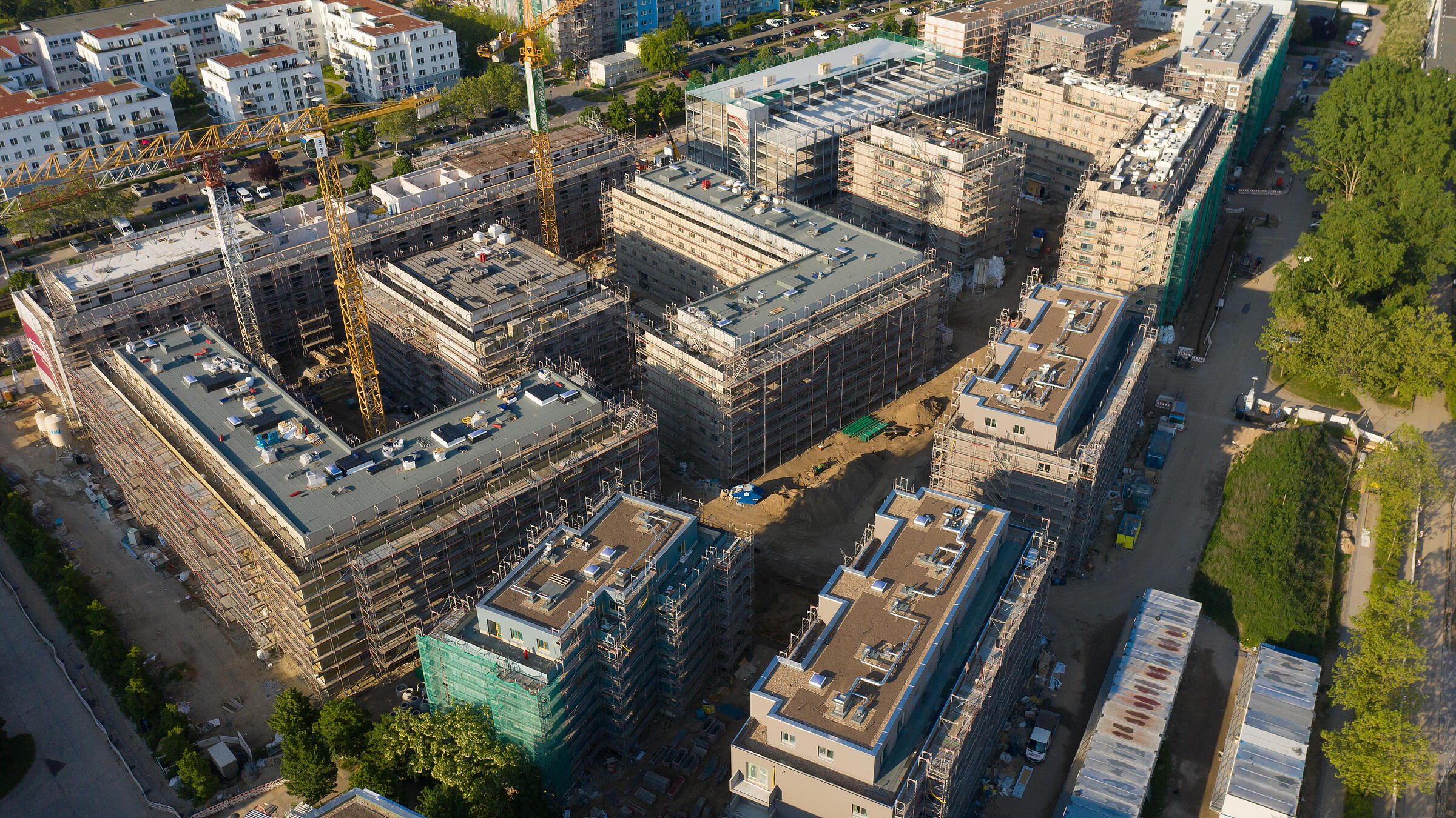 mehrere mehrstöckige Gebäude im Bau aus der Vogelperspektive