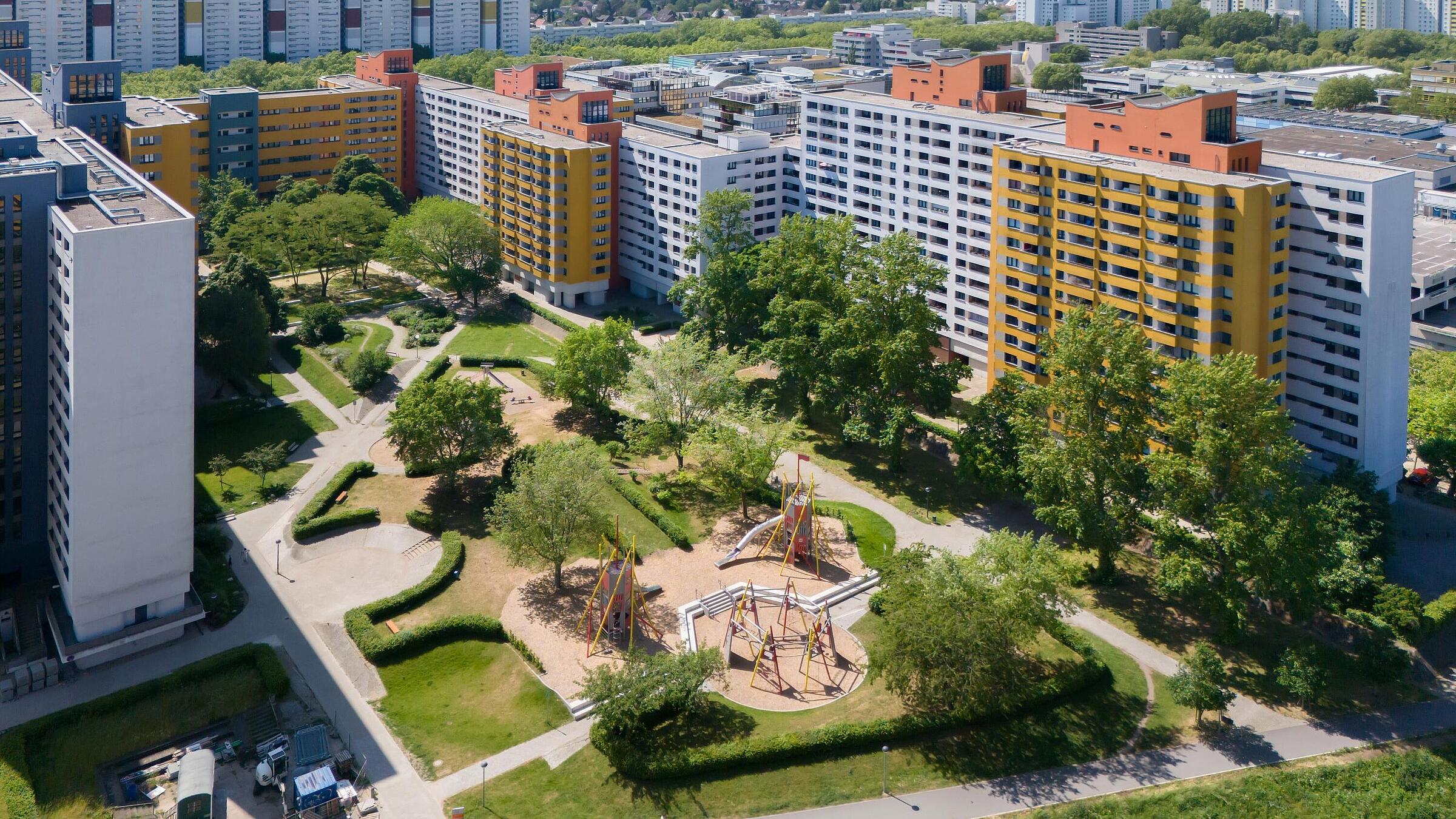 Bild zeigt Luftaufnahme Wohnhausgruppe 911 und 922 - Senftenberger Ring, Wilhelmsruher Damm, Treuenbrietzener Straße.