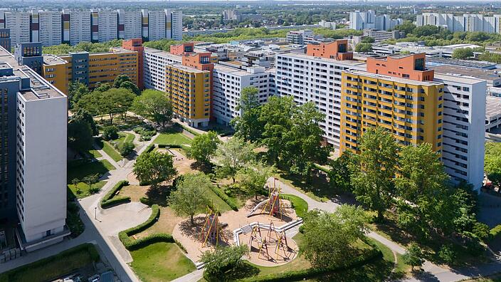 Bild zeigt Luftaufnahme Wohnhausgruppe 911 und 922 - Senftenberger Ring, Wilhelmsruher Damm, Treuenbrietzener Straße.