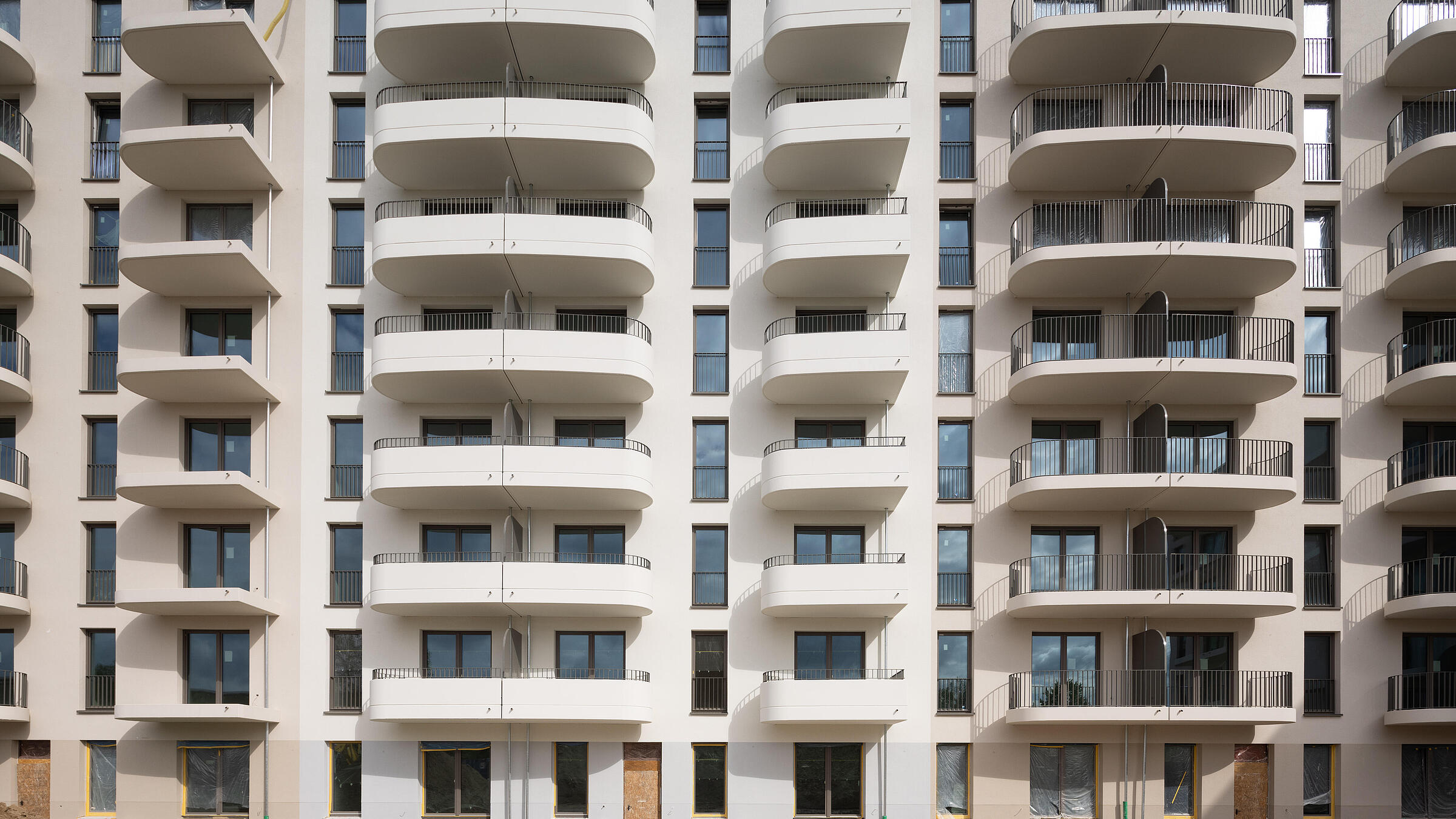 Außenaufnahme zeigt die sich im Bau befindliche Fassade des Mehrfamilienhauses in der Martin-Riesenburger-Straße.