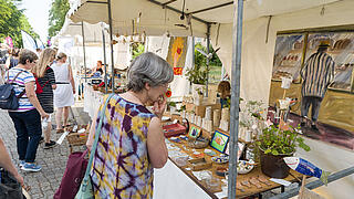Außenaufnahme zeigt Stand mit Auslage