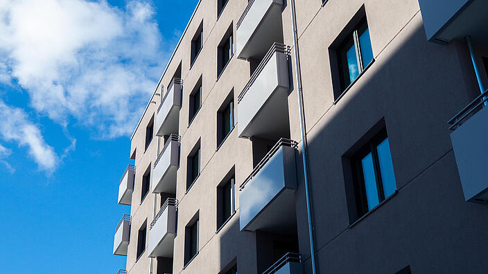 Fassade eines mehrgeschossigen Neubaus