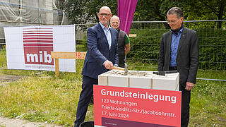 Bild zeigt Grundsteinlegung am Hamburger Platz: Jörg Franzen (links), Vorstandsvorsitzender der GESOBAU AG, beim traditionellen Hammerschlag. Rechts im Bild Christian Gaebler, Senator Stadtentwicklung, Bauen und Wohnen.